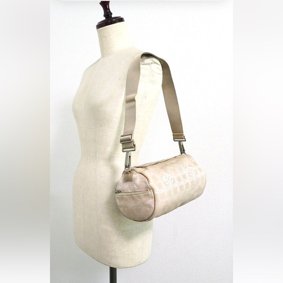 CHANEL Cream Shoulder Bag - Picture 8 of 16